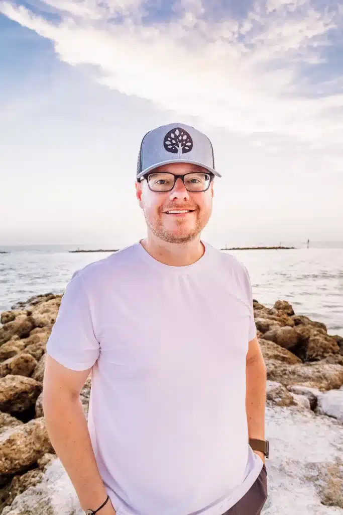 man it hat and white shirt