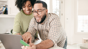 Couple with card logging online